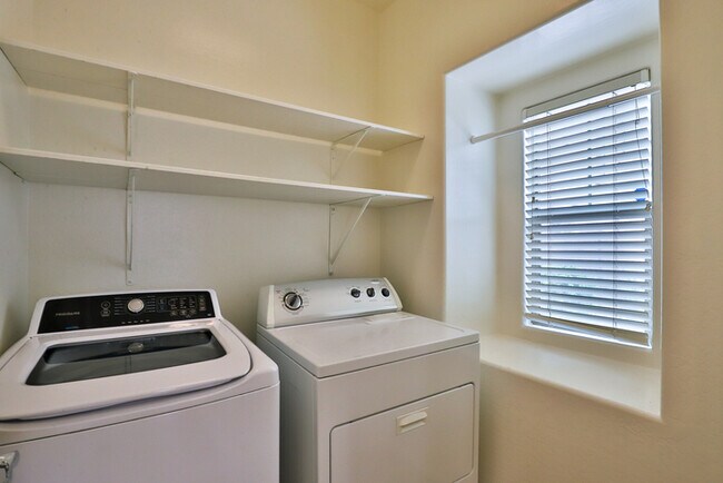 Building Photo - 501 N Citrus Ln