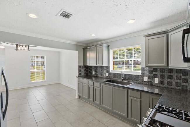 Building Photo - Beautifully Updated 4-Bedroom Home in a Prime Houston Location