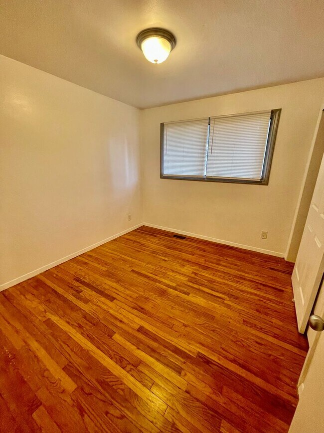 Building Photo - Introducing a charming 3 bedroom, 1 bathroom house located in the heart of Charlotte, NC.