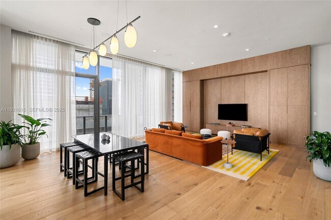 Building Photo - 11 NE 6th St