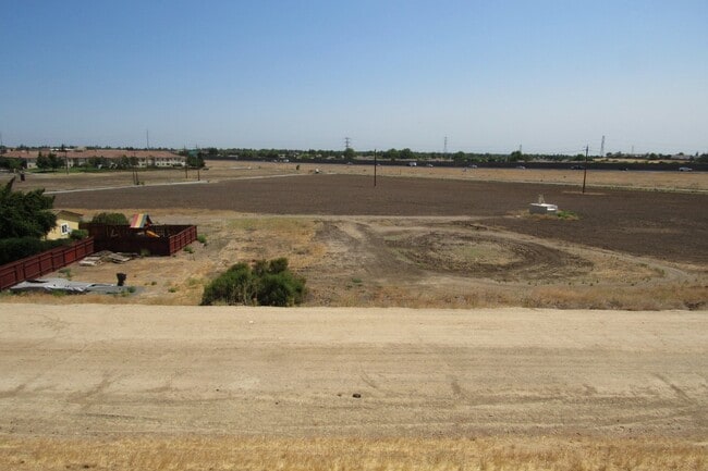 Building Photo - Beautiful Deer Ridge 4 Bed, 3 Bath Brentwo...