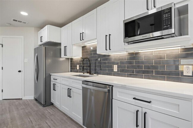 Building Photo - 1400 Bellmar Dr