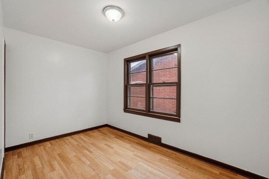 Building Photo - 414 18th St