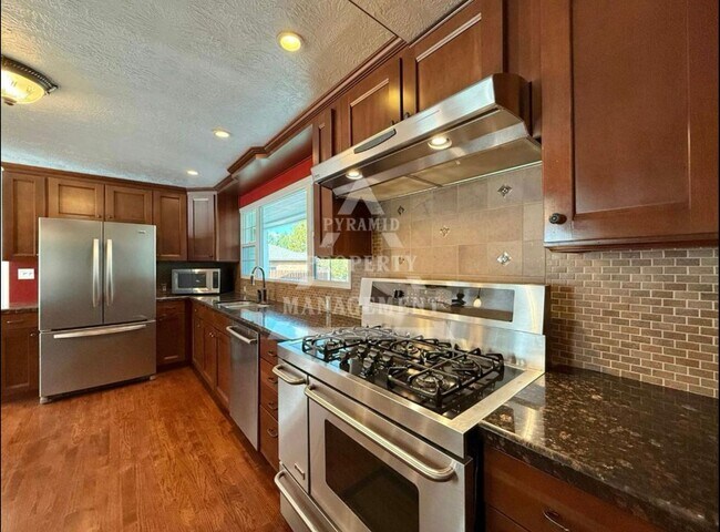 Building Photo - Beautiful Millcreek Home!