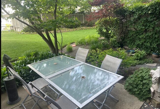 Building Photo - 817 Davis St