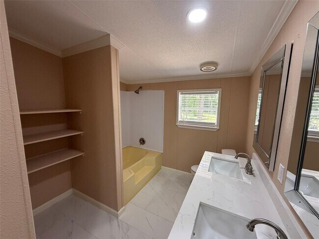 Building Photo - 16767 Oak Knoll Dr