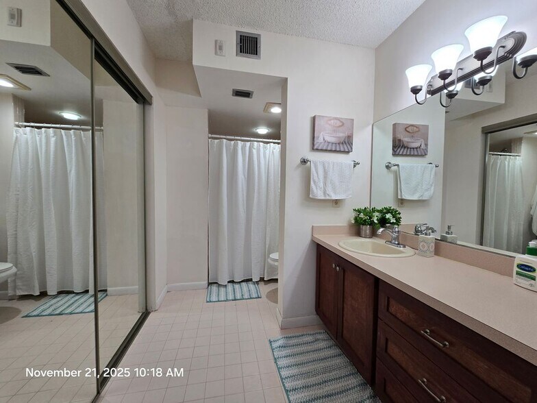 Building Photo - 2900 NW 42nd Ave