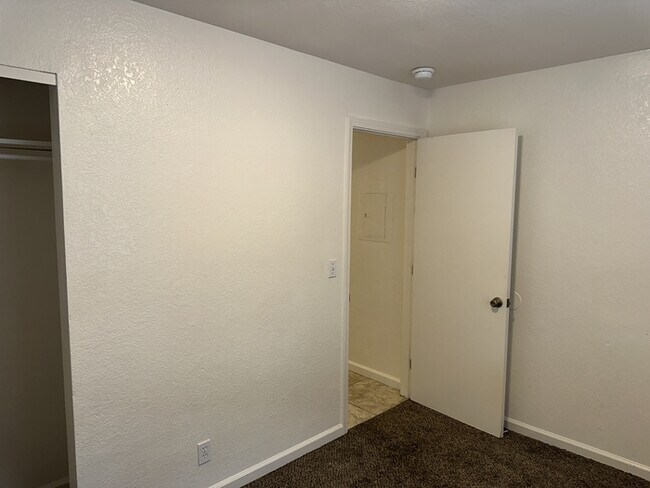 Building Photo - Riverbank 3 Bedroom 2 Bath Fourplex with Garage