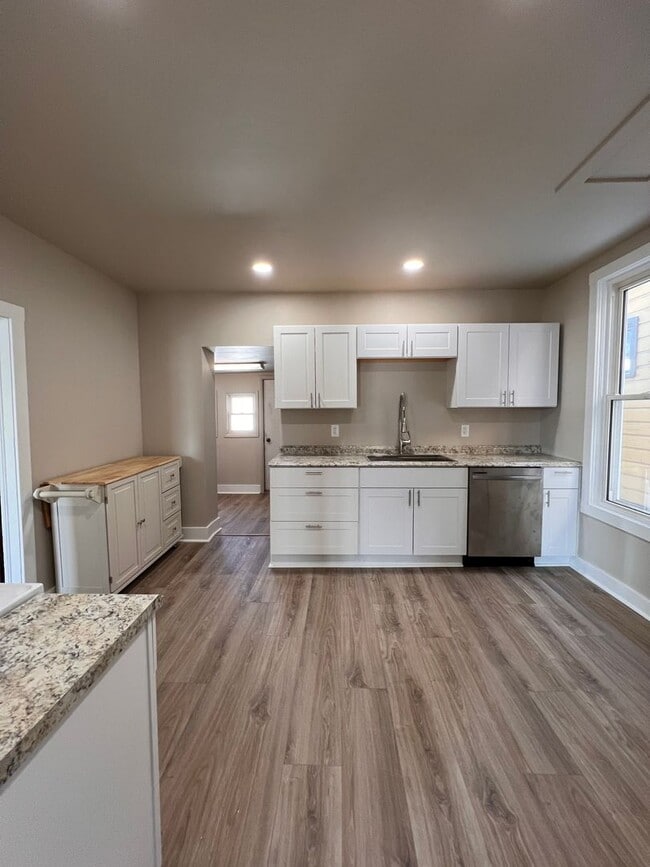 Building Photo - Large renovated house