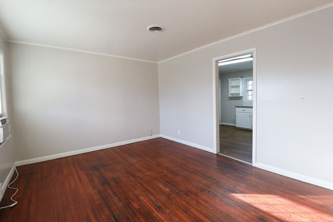 Building Photo - Beautifully Redone 3 Bedroom House! Available for Immediate Move in!
