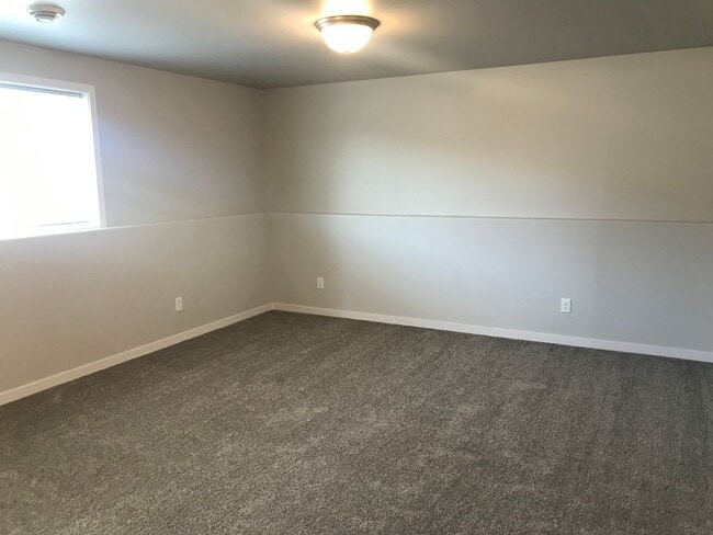 Building Photo - 4 Bed 2.5 Bath Single Family Home