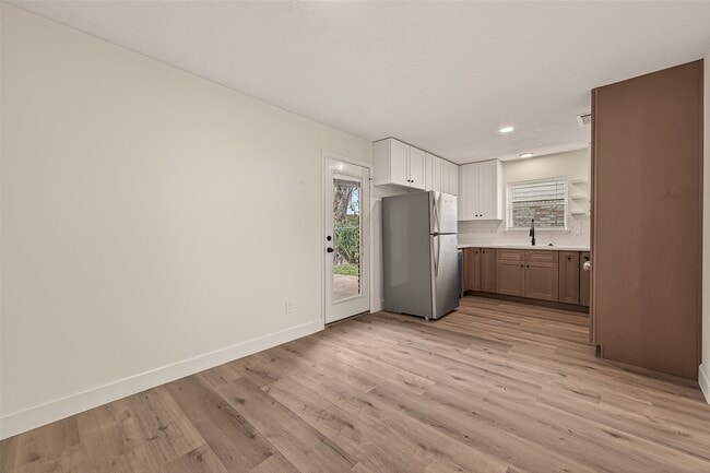 Building Photo - 148 W Whitney St