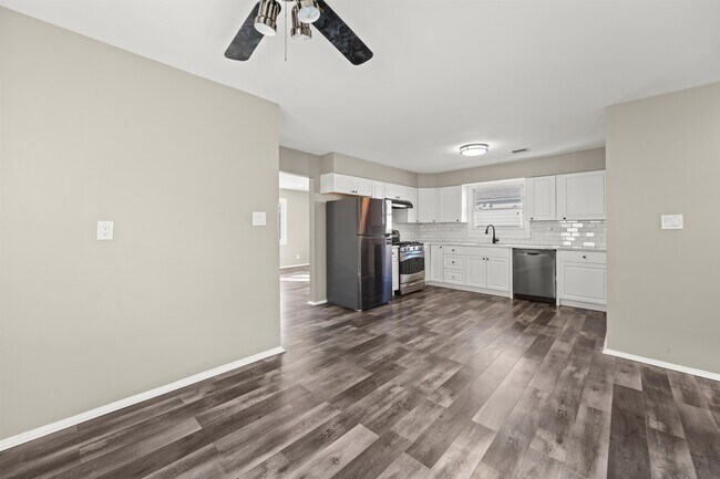 Building Photo - 516 Ave E