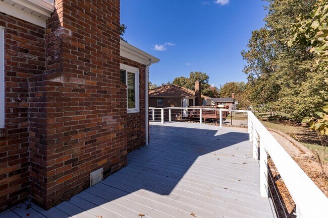 Building Photo - 1211 Meadowridge Trail