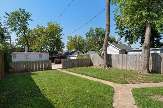 Building Photo - Chic French-ish Town-Cottage