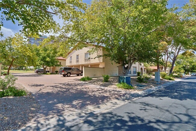 Building Photo - 3181 Pinehurst Dr