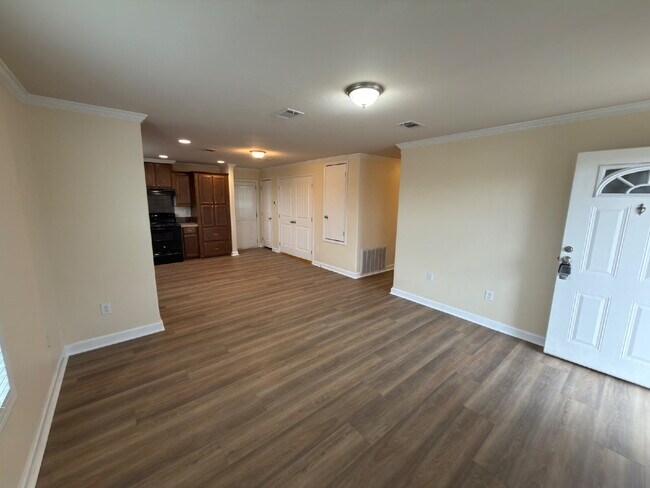 Building Photo - Three bedroom duplex close to Canyon Lake Highschool