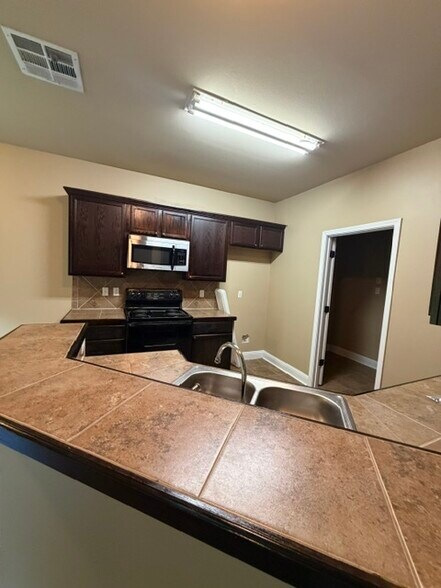 Building Photo - 16842 Glenwood Springs Dr
