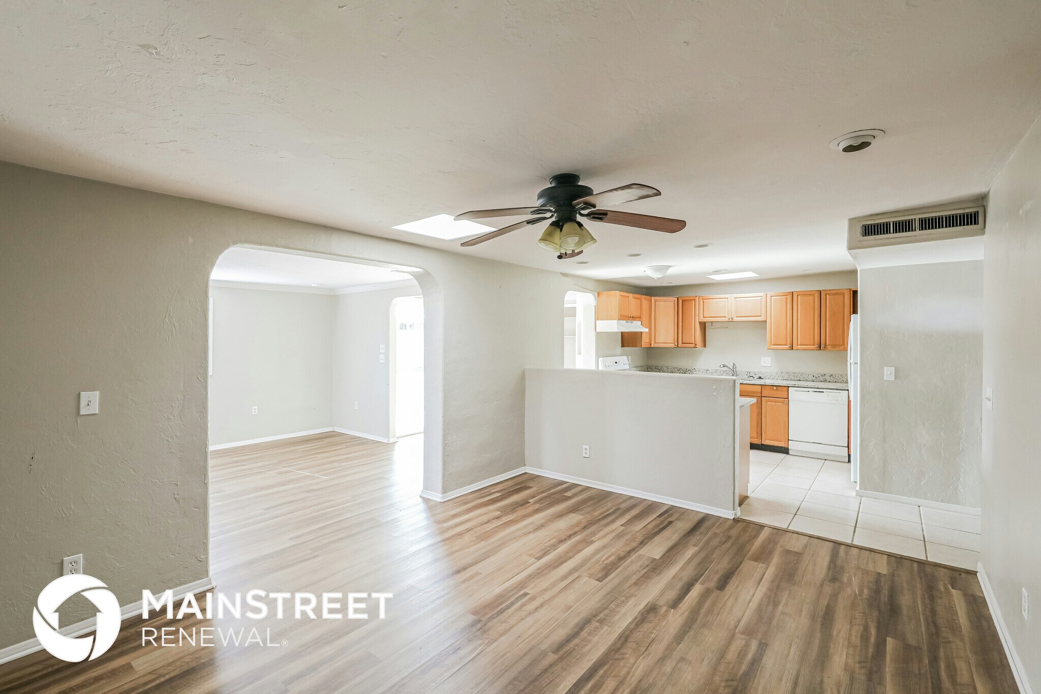 Building Photo - 7956 E Victoria Dr