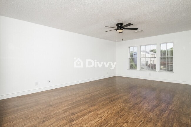 Building Photo - 6614 Honeyridge Ln