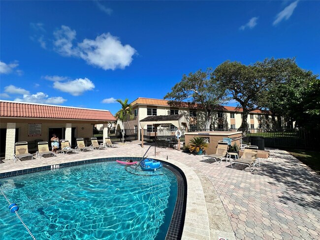 Building Photo - 12 NE 19th Ct