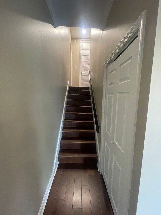 Building Photo - Dupont Circle 2-level Condo at The Cygnet. 1 Bed/1 Full Bath, Fireplace and Modern Kitchen