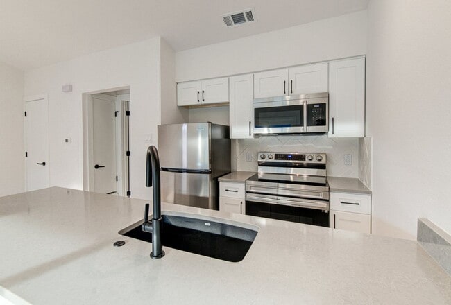 Building Photo - STUNNING Recently Remodeled in ZILKER 1bed...
