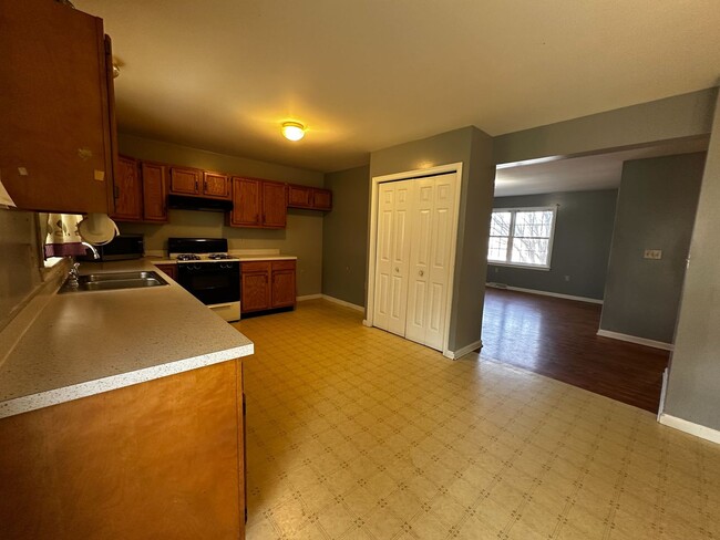 Building Photo - Spacious 3 Bedroom Home Available January!