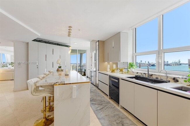 Building Photo - 848 Brickell Key Dr