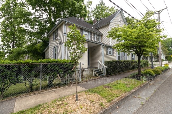 Building Photo - 820 Luttrell St