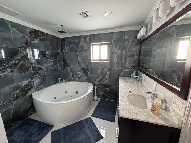 Building Photo - 8024 SW 91 Ave