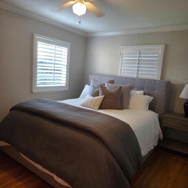 Building Photo - 1121 N Cambridge Ave