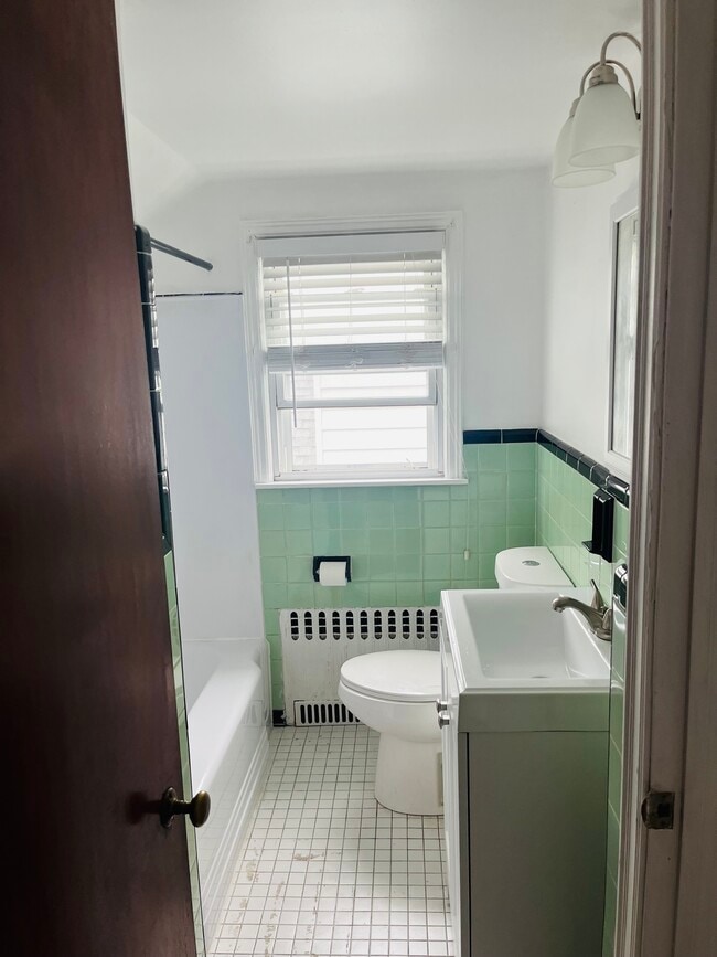 Building Photo - 70 Eileen St