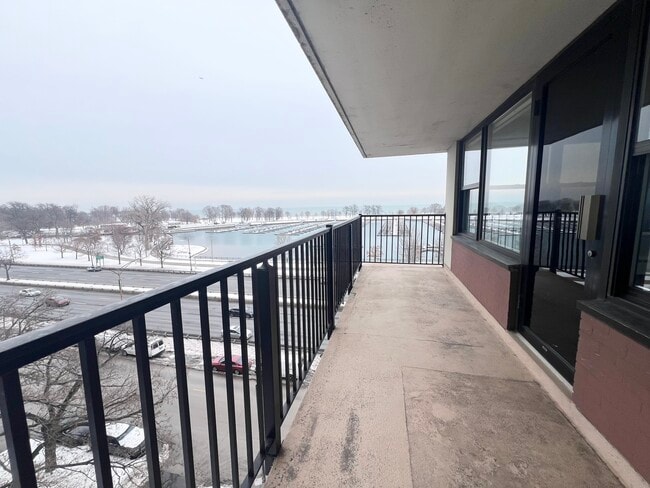 Building Photo - 3410 N Lake Shore Dr