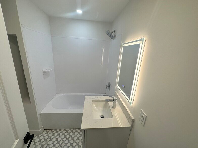 Building Photo - 82 Albertina St