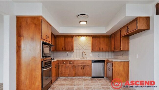 Building Photo - Beautiful home in North Bakersfield! *POOL*