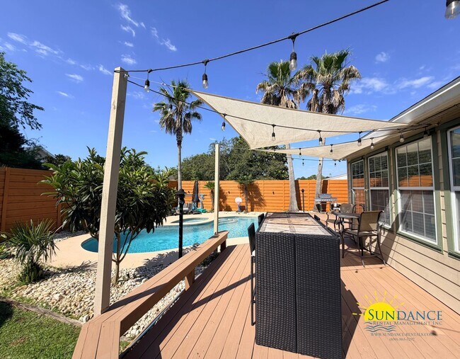 Building Photo - Stunning 5 Bedroom Home in Mary Esther with Beach Access, Pool and Solar Panels!