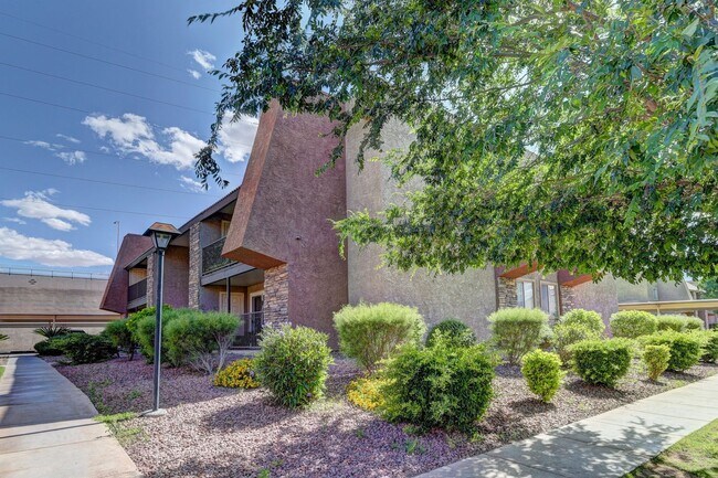 Building Photo - Beautiful condo at a great price!
