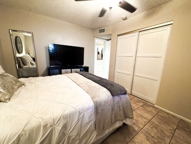Building Photo - "Well Maintained 3 Bedroom, 2 Bathroom Poo...