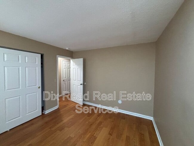 Building Photo - 3701 Greenview Dr