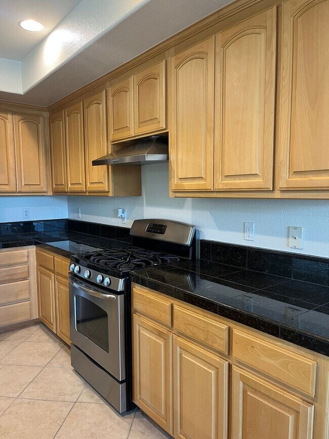 Building Photo - Bright Corner 3BD/3BA Townhome Near BART & Great Mall!