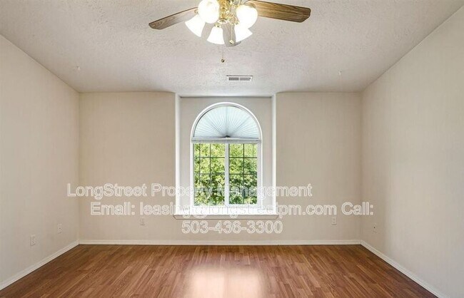 Building Photo - 332 NE Carmen Pl