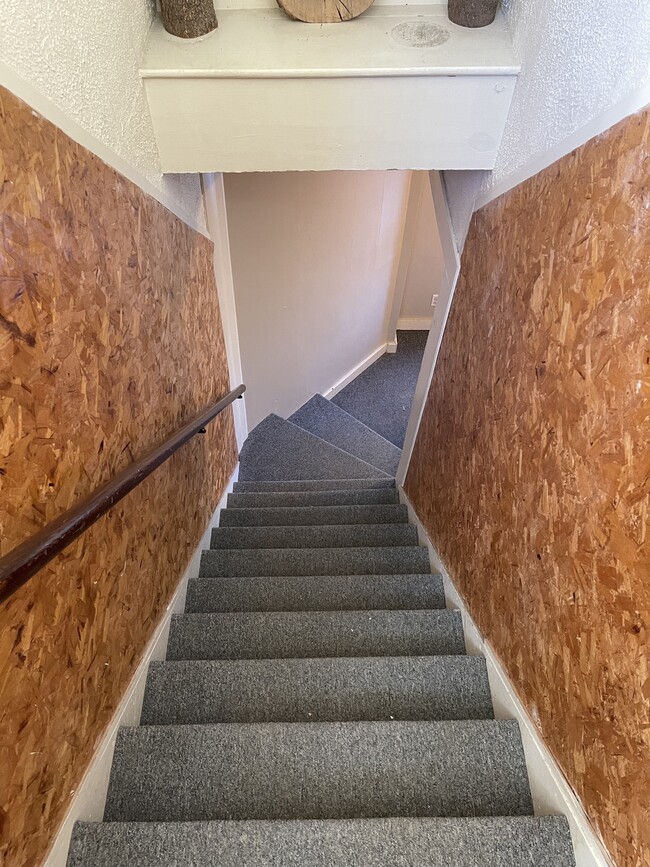 Stairway to laundry room/hookups - 46 Dillingham St