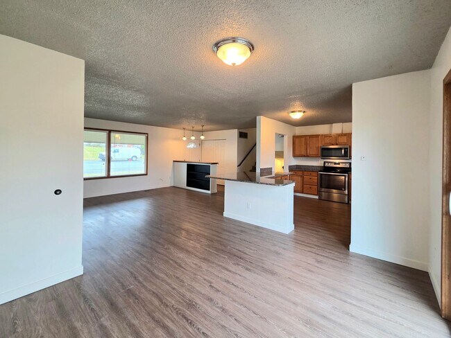 Building Photo - **Charming 3 Bedroom + Bonus, 2.5 Bath House for Rent in Desirable East Wenatchee**