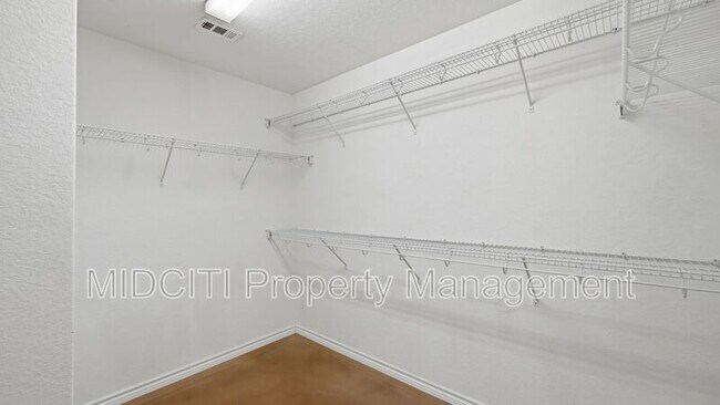 Building Photo - 2432 Medina Dr