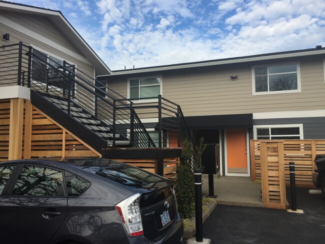 Building Photo - Spacious Like New Remodel 2BR-Portsmouth-N...