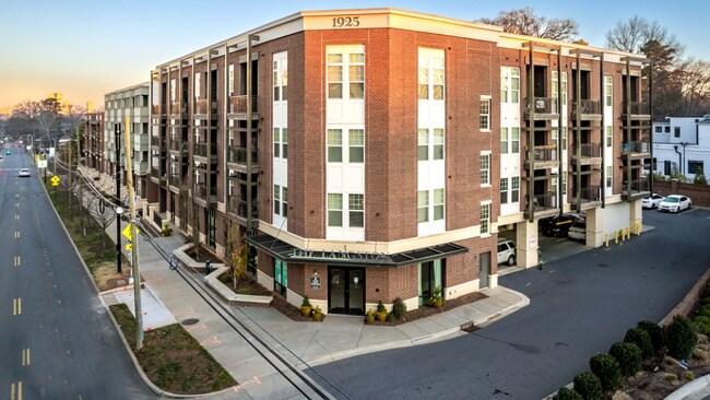 Building Photo - 1925 E 7th St