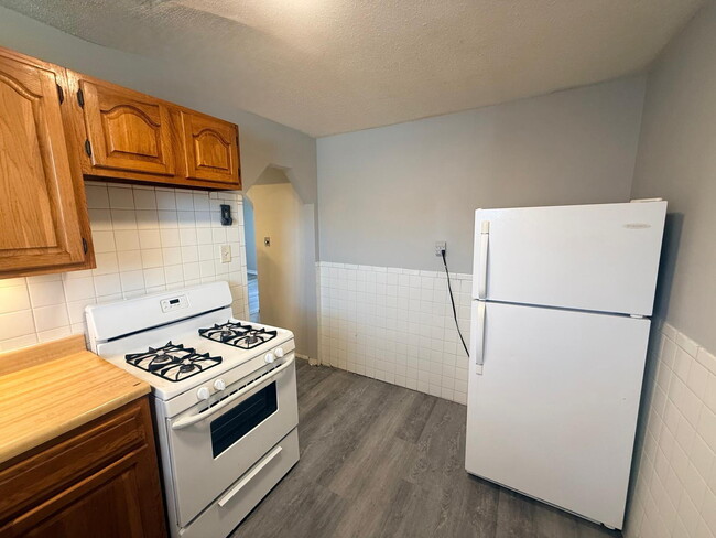 Building Photo - "Charming 3-Bed, 1 bath Retreat with Beautiful Floors on Laura Avenue!"
