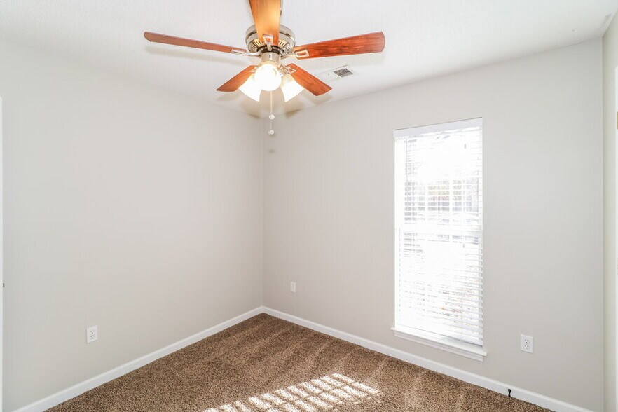 Building Photo - 1806 Central Trails Dr