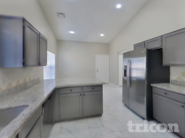 Building Photo - 4947 E Greenway Cir